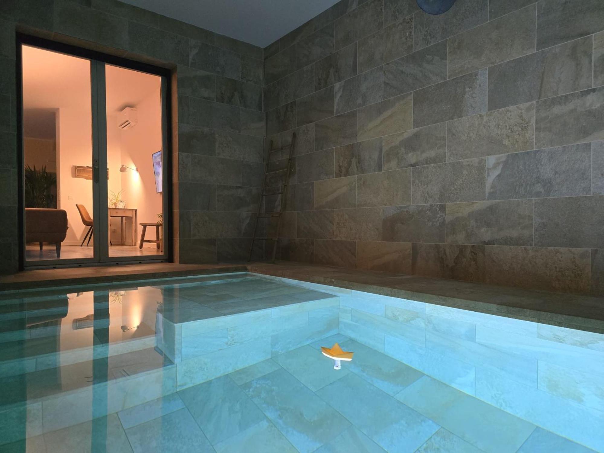 Apartmán Loft Con Piscina Climatizada De Agua Salada Y Parking En El Centro De Figueres Figueres  Exteriér fotografie
